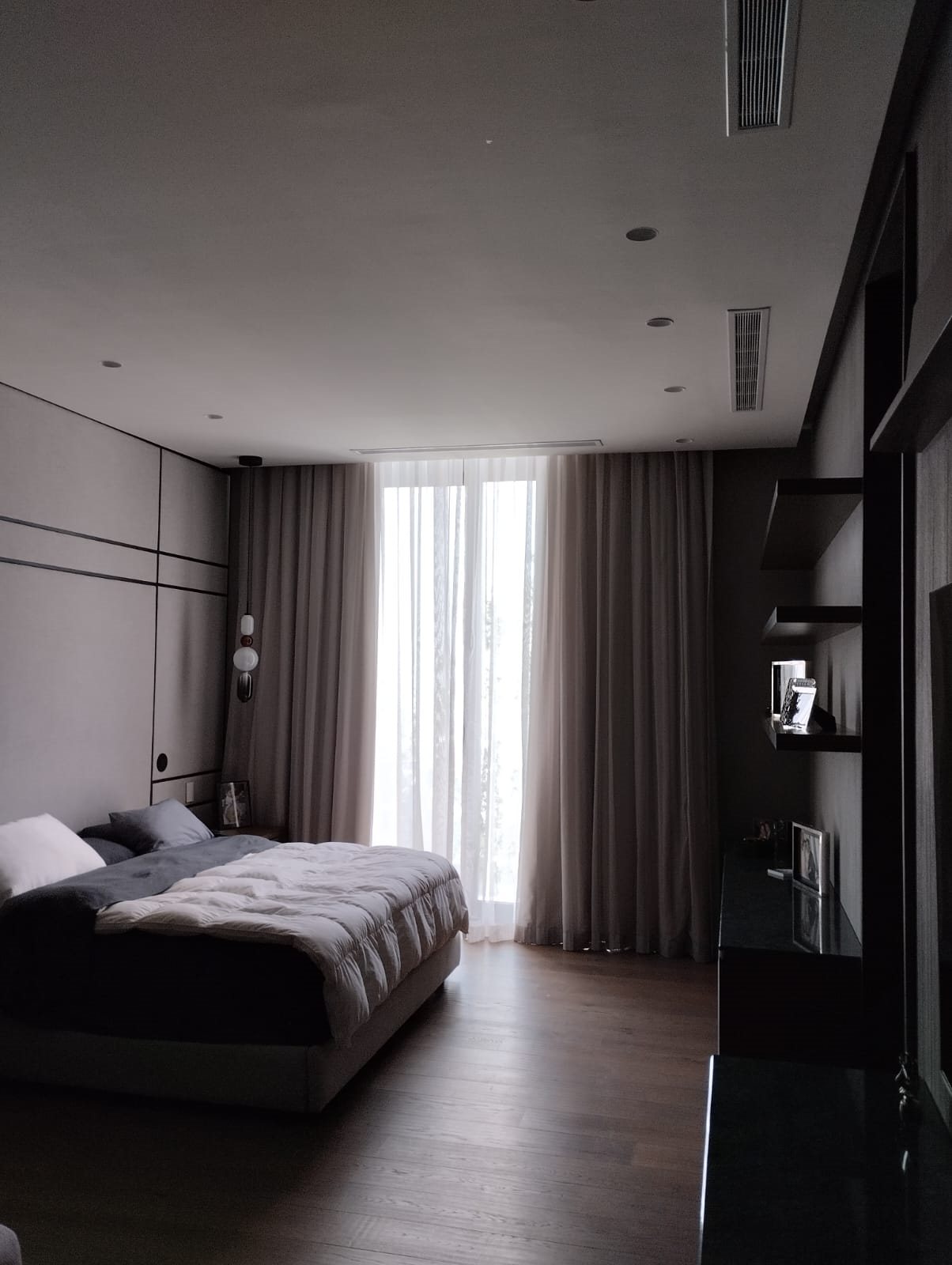 Residencia Valle — recámara con cortinas y luz cálida de noche